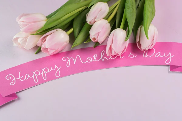 Salutations pour la fête des mères avec des tulipes . — Photo