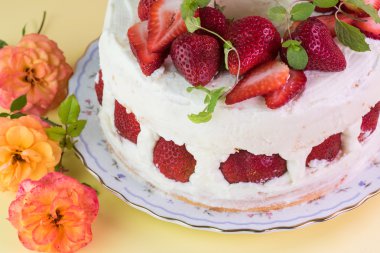Anneler günü için lezzetli ev yapımı Çilekli pasta.