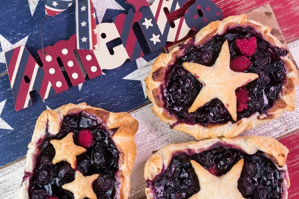 Свежие домашние черничные пироги, украшенные звездами для Forth of — стоковое фото