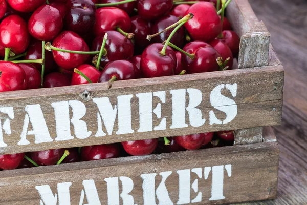 Ciliegie rosse nella cassa degli agricoltori . — Foto Stock