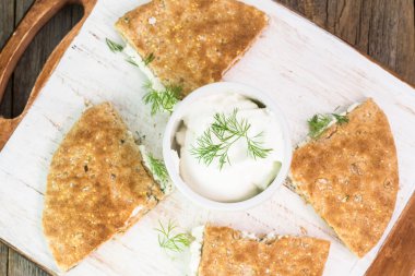  Dereotu ile doldurulmuş tost ve kesilmiş beyaz peynir pide cepler.