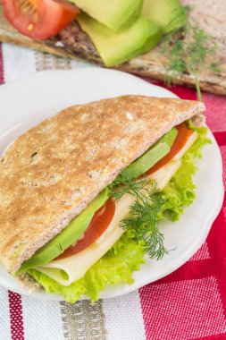 Pide cep sandviçle peynir, avokado, domates, marul.