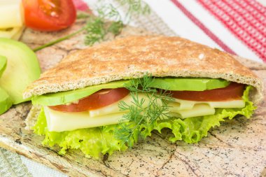 Pide cep sandviçle peynir, avokado, domates, marul.