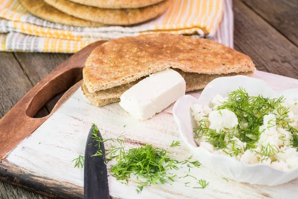 Свежий сыр фета со свежим укропом, лепешки - ингредиенты для сэндвича . — стоковое фото