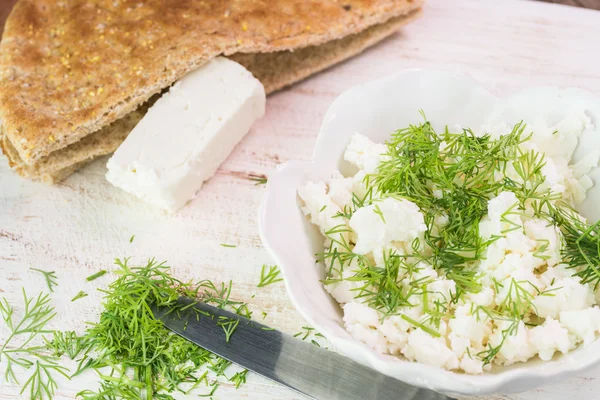 Queso feta fresco desmenuzado con eneldo fresco cortado, pan plano - ingredientes para sándwich . — Foto de Stock