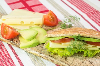 Pide cep sandviçle peynir, avokado, domates, marul.