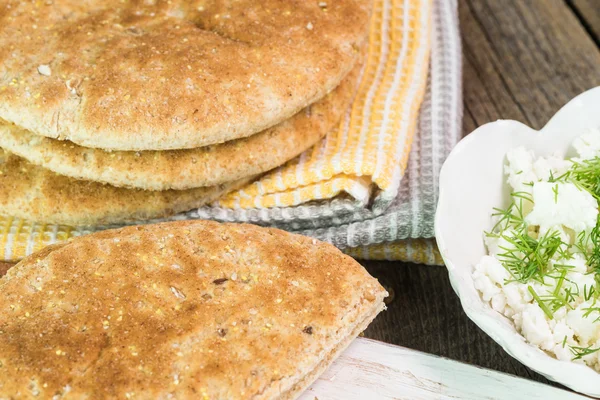 Frisch zerbröselter Feta-Käse mit geschnittenem frischem Dill, Fladenbrot - Zutaten für Sandwich. — Stockfoto