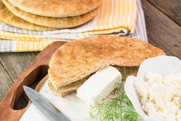 Feta-Frischkäse, Fladenbrot, Dill - Zutaten für Sandwich. — Stockfoto