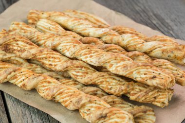 Sarımsak peynir breadsticks.