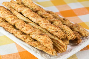 Sarımsak peynir breadsticks.