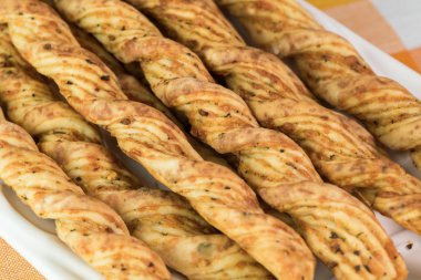 Sarımsak peynir breadsticks.