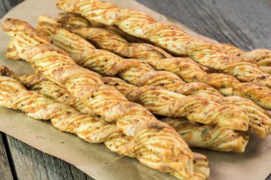 Sarımsak peynir breadsticks.