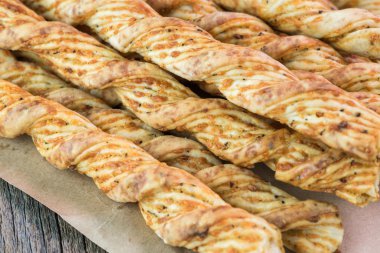 Sarımsak peynir breadsticks.