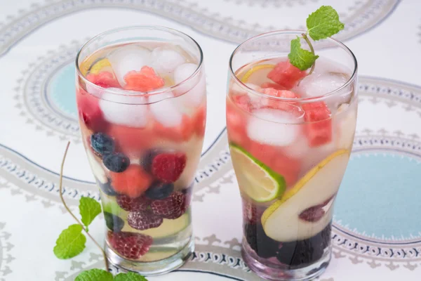 Vasos de frutas y bayas, agua infundida de menta con hielo . — Foto de Stock