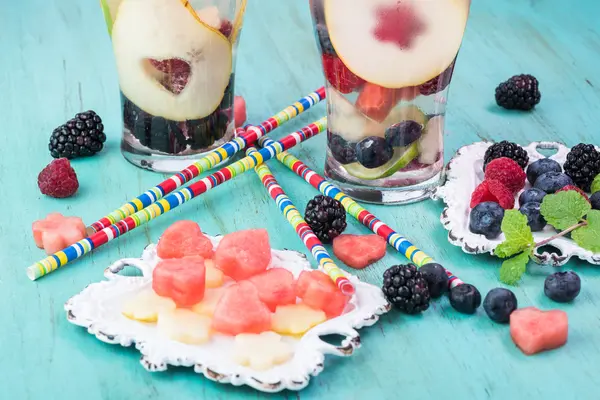 Ingredientes e copos de bagas e frutas, água com infusão de hortelã — Fotografia de Stock