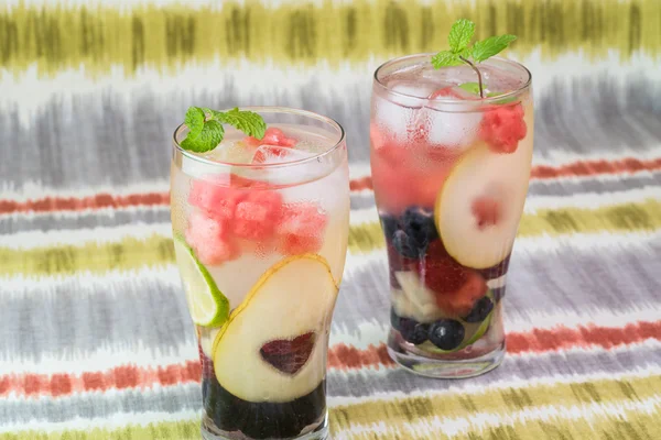 Verres de fruits et de baies, eau infusée de glace à la menthe . — Photo