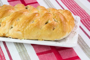 Taze pişmiş lahana mantar süslü pasta.