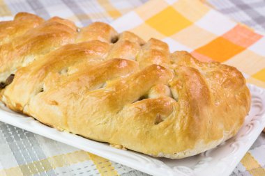 Taze pişmiş lahana mantar süslü pasta.