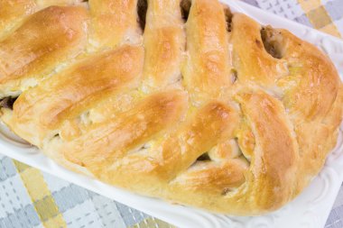 Taze pişmiş lahana mantar süslü pasta.