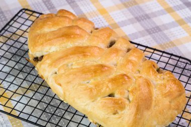 Taze pişmiş lahana mantar süslü pasta.