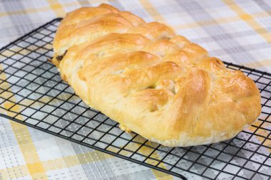 Taze pişmiş lahana mantar süslü pasta.