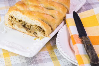 Taze pişmiş lahana mantar süslü pasta.