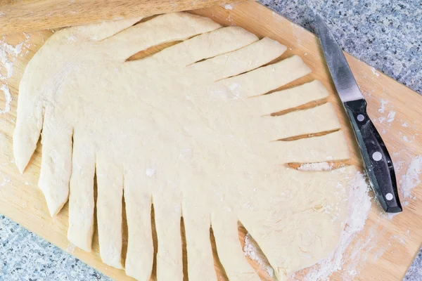 Вирізане і вирізане тісто для вишуканого пирога . — стокове фото