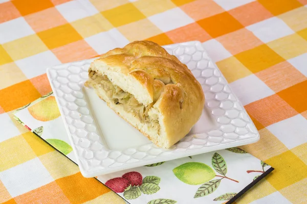 Trozo de pastel de champiñones de col recién horneados . —  Fotos de Stock