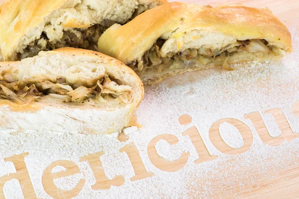 Kawałki tortu grzyby Kapusta świeża, pieczone, pyszne, domowe. — Zdjęcie stockowe