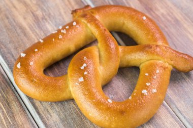 Tuzlu taze pişmiş yumuşak pretzel.