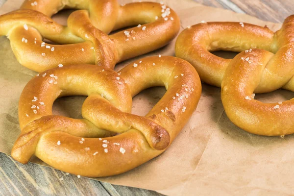 Taze pişmiş yumuşak tuzlu kraker.