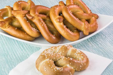 Taze pişmiş yumuşak tuzlu kraker.