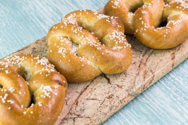 Taze pişmiş yumuşak tuzlu kraker.