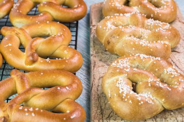 Taze pişmiş yumuşak tuzlu kraker.