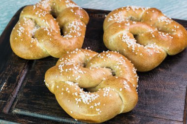 Taze pişmiş yumuşak tuzlu kraker.