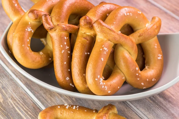 Pretzel salati morbidi appena sfornati . — Foto Stock