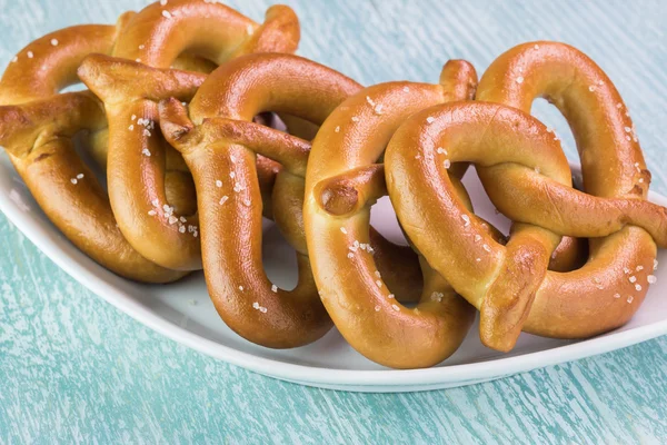 Taze pişmiş yumuşak tuzlu kraker.