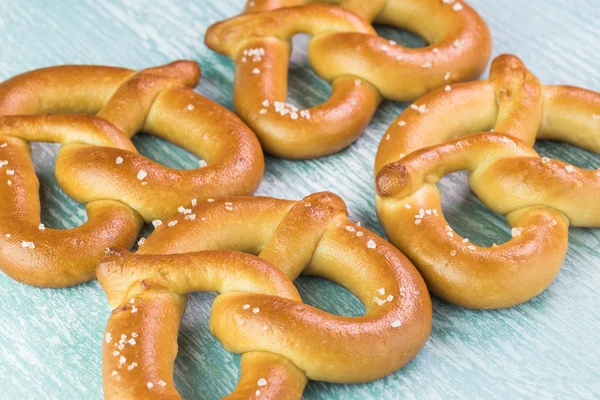 Taze pişmiş yumuşak tuzlu kraker.