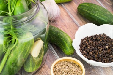 Çiftlik Organik salatalık turşu için hazırlanıyor.