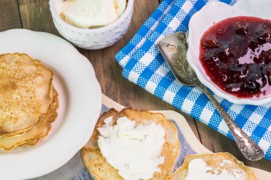 Taze pişmiş mısır unu krep, dut incir Hint turşusu ve keçi chees