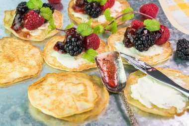 Mısır unu kekler berry incir Hint turşusu ile.