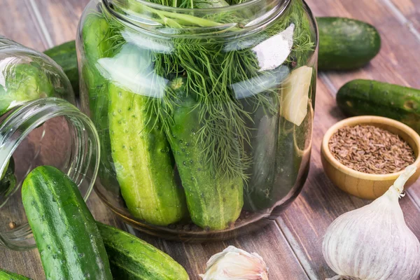 Fattoria cetrioli biologici preparazione per sottaceti . — Foto Stock