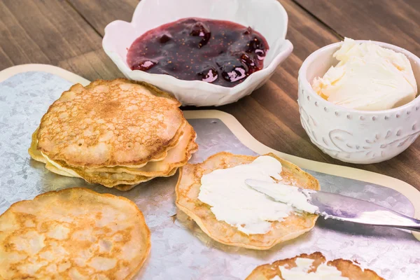 Frisch gekochte Maismehl-Pfannkuchen, Beerenfeigen-Chutney und Ziegenkäse — Stockfoto