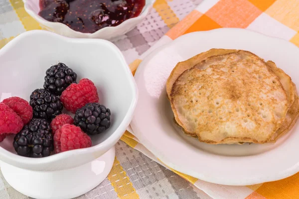 Maismehlkuchen und Schüssel mit frischen Beeren. — Stockfoto