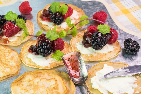 Maismehlkuchen mit Beerenfeigen-Chutney. — Stockfoto