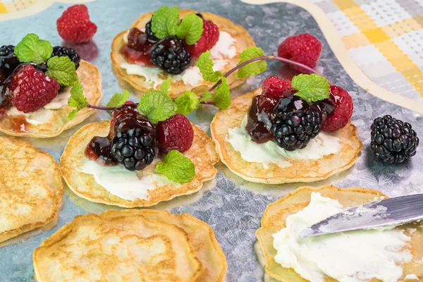 Maismehlkuchen mit Beerenfeigen-Chutney. — Stockfoto