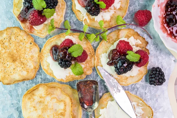 Maismehlkuchen mit Beerenfeigen-Chutney. — Stockfoto