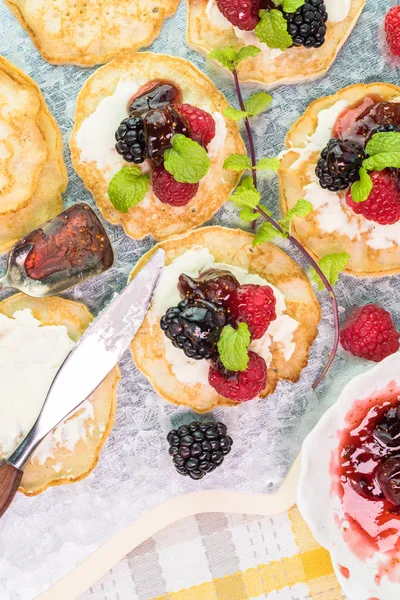 Maismehlkuchen mit Beerenfeigen-Chutney. — Stockfoto