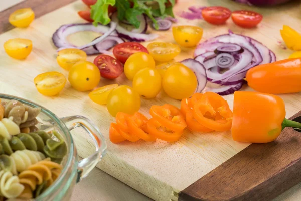 Ingrediënten voor zomer vegetarische pastasalade. — Stockfoto