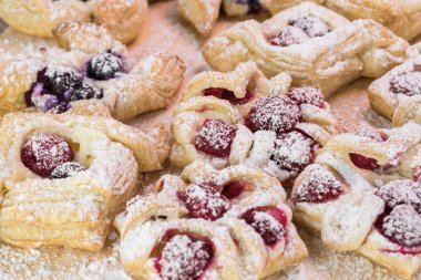 Pişmiş taze meyveler Krem Peynir hamur işleri.